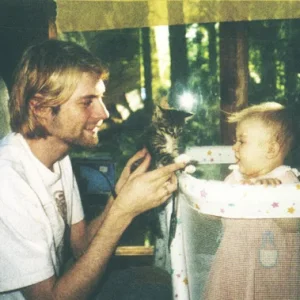 kurt_cobain_with_his_daughter.jpg